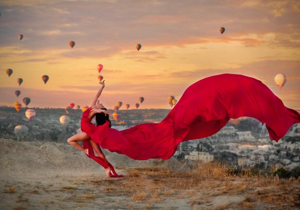Фотосессия в Каппадокии на фоне парящих шаров