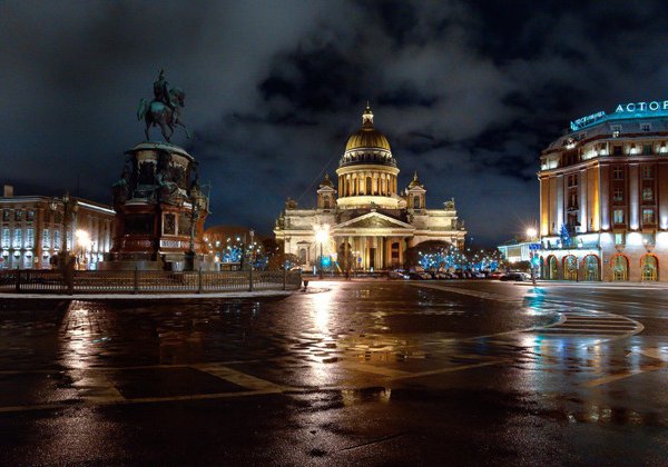 Поездка по ночному Петербургу на комфортабельном автомобиле с профессиональным краеведом