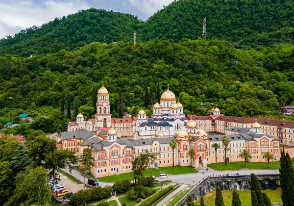 Абхазия за один день из Гагр: Рица, пещеры и легенды Страны Души