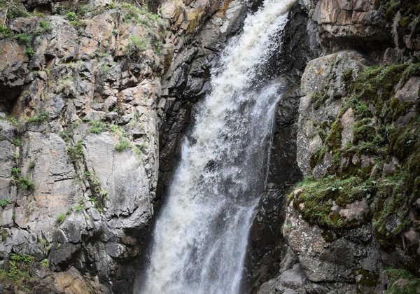 Хайкинг-тур к водопаду Большой Шимбулак: река Узун Каргалы