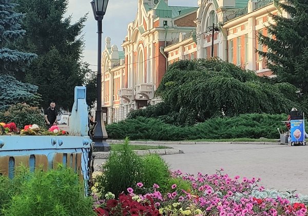 Новосибирск выглядит серо, но его история поражает красками
