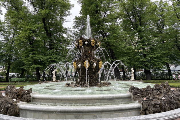 Прогулка по Летнему саду в рамках обзорной экскурсии