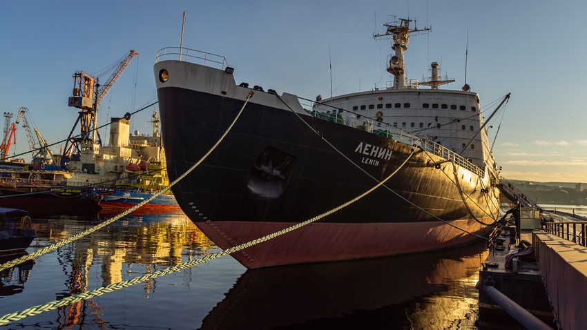 Памятник покорителям Арктики - Мурманск