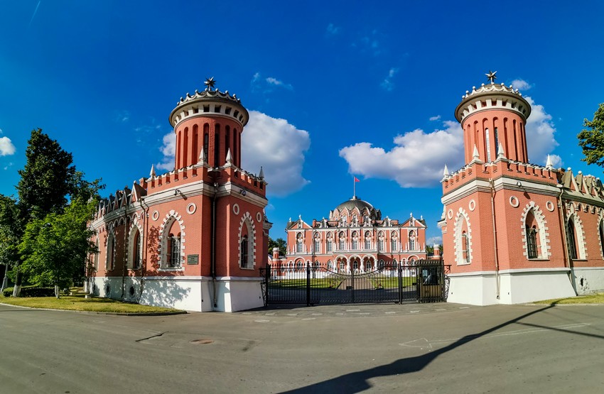 Петровский путевой дворец как добраться