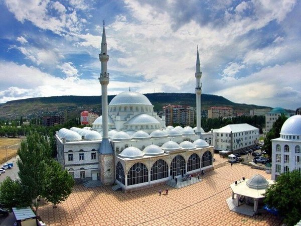 памятник Махачу Дахадаеву - Махачкала