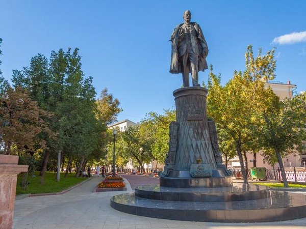 Памятник Шухову и Скамейки наук - Москва