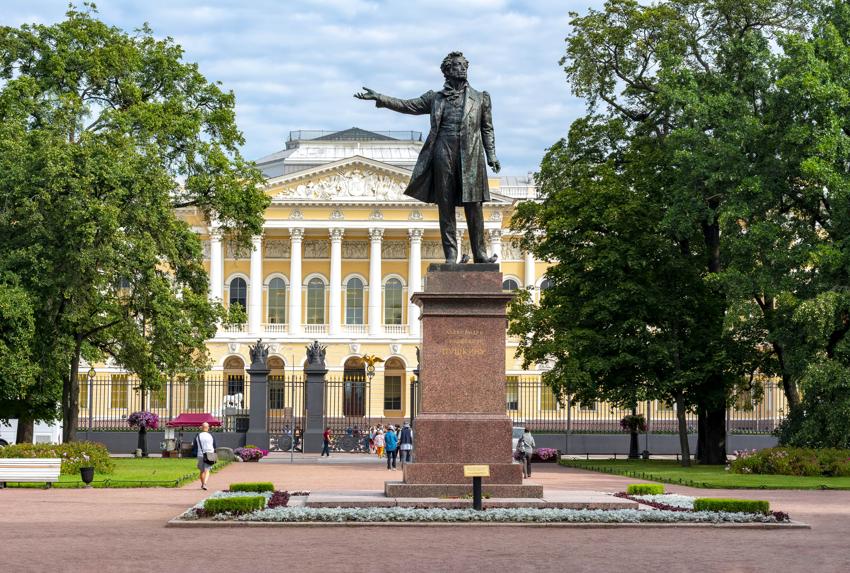 Площадь Искусств в Санкт-Петербурге