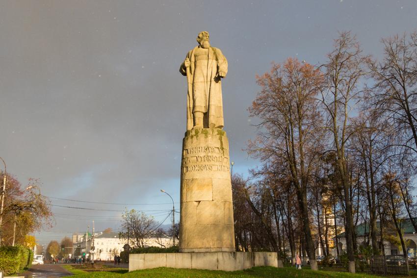 Памятник Ивану Сусанину в Костроме