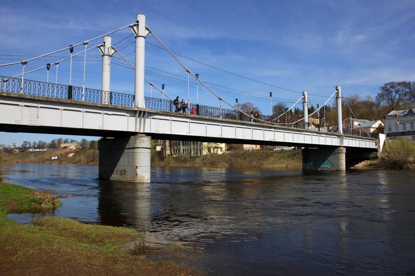 Достопримечательность Пешеходный мост через реку Тверца фото - Торжок