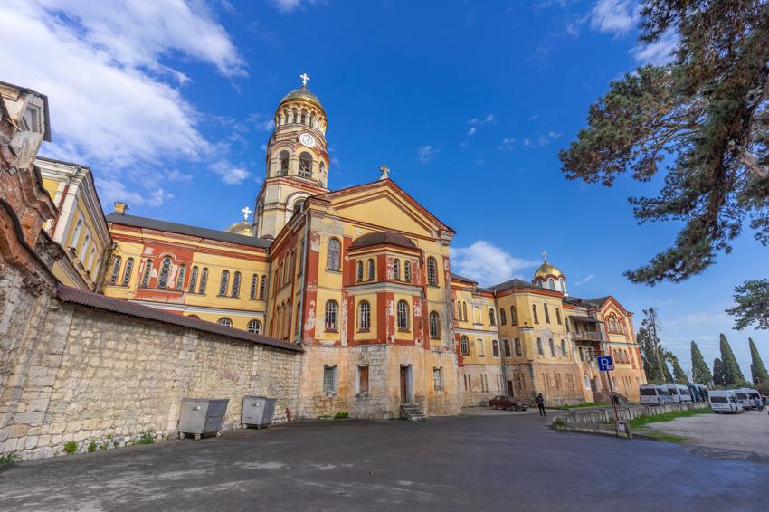 Дача Сталина на озере Рица