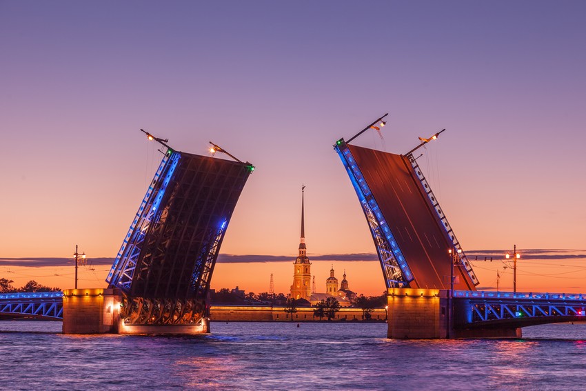 Дворцовый мост в Санкт-Петербурге