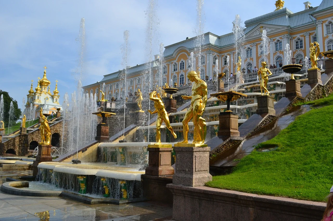 Фонтаны в Петергофе в Санкт-Петербурге