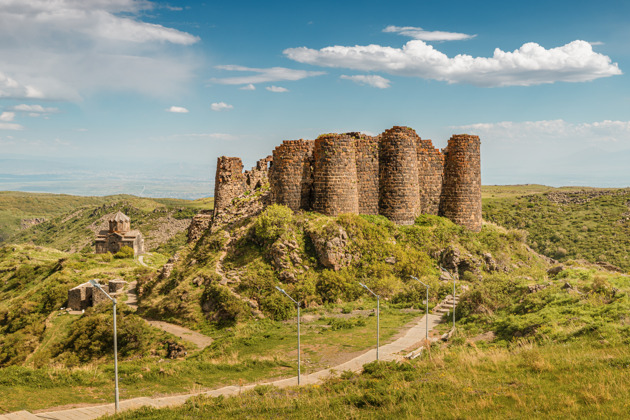 Фото - экскурсия: Арагац (озеро Кари), памятник армянскому Алфавиту, крепость Амберд